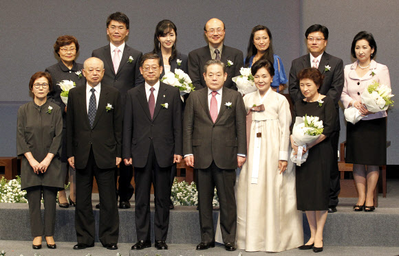 1일 서울 호암아트홀에서 열린 ‘제21회 호암상 시상식’에서 김황식 국무총리와 이건희 삼성전자 회장 등이 수상자들과 기념 촬영을 하고 있다. 앞줄 왼쪽부터 사회봉사상을 받은 곽배희 한국가정법률사무소장, 이현재 호암재단 이사장, 김 총리, 이 회장, 홍라희 여사, 예술상 수상자인 정경화 바이올리니스트. 뒷줄 왼쪽부터 차명희 한국가정법률사무소 이사장, 과학상을 수상한 하택집 박사 부부, 공학상 수상자인 토머스 리 박사 부부, 의학상 수상자 최명근 박사 부부.  호암재단 제공