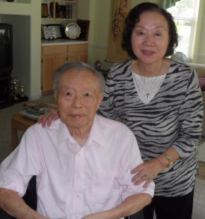 장도영(왼쪽)씨가 휠체어에 앉은 채 부인 백형숙씨와 미국 플로리다 윈더미어의 자택에서 31일(현지시간) 포즈를 취하고 있다.
