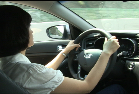 하이브리드 차량의 연비 효과는 주행 습관을 바꿔야만 최대로 누릴 수 있다. 사진은 K5 하이브리드 차량을 운전하는 오달란 기자.  임병선기자 bsnim@seoul.co.kr