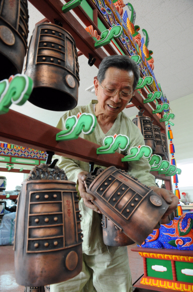 국내 유일의 편종 장인 김현곤(76)씨는 악기연구소의 고증에 따라 세종조 편종을 제작했다.