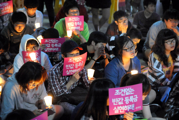 반값 등록금에 대한 사회적 관심이 높아지고 있는 가운데 5일 서울 세종로 일대에서 열린 ‘촛불문화제’에 참가한 대학생들이 촛불을 들고 조건 없는 반값 등록금 실현을 촉구하고 있다. 이호정기자 hojeong@seoul.co.kr