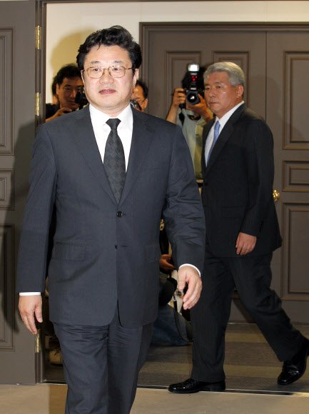 국회의 중수부 수사기능 폐지 합의로 정치권과 검찰이 충돌 양상을 보이는 가운데 김준규 검찰총장이 긴급간부회의를 소집했다.  회의를 마친 김준규 검찰총장(왼쪽)과 김홍일 중수부장 등 간부들이 브리핑을 하기 위해 6일 오후 서울 서초구 서초동 대검찰청 중회의실로 들어서고 있다. 연합뉴스