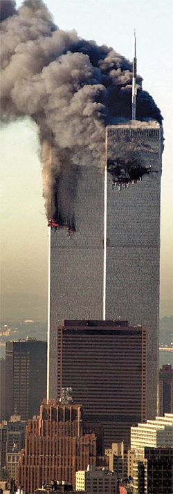 2001년 9월 11일 미국 뉴욕 세계무역센터에서 피어오른 연기는 전 세계로 확산된 테러에 대한 공포와 불안을 예고했다. 서울신문 포토라이브러리
