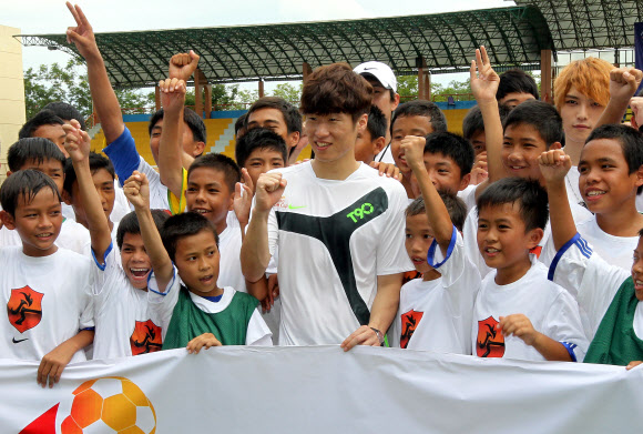 베트남서 열린 박지성 축구클리닉 두산 아시안드림컵을 위해 베트남을 방문중인 박지성이 14일 오전 호찌민 탄롱 스포츠센터에서 열린 유소년 축구클리닉이 끝난 뒤 축구 꿈나무들과 기념촬영을 하고 있다. 호찌민=연합뉴스