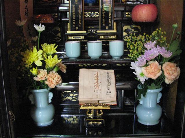 일본 오사카의 한 가정집의 불당에 놓여진 꽃. 이 집 주부 하야시 세쓰코(62)는 1주일에 한번 정도 꽃을 교체한다고 설명했다.