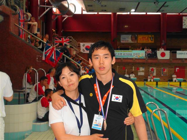 장애인 수영 세계 랭킹 1위 조원상군이 2009년 7월 체코에서 열린 ‘국제정신지체경기연맹(INAS-FID) 글로벌게임스’에서 금메달을 딴 뒤 어머니 김미자씨와 함께 기념촬영을 하고 있다.