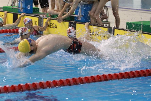 조군이 같은 대회 출전에 앞서 배영 100m 입수 연습을 하고 있다.