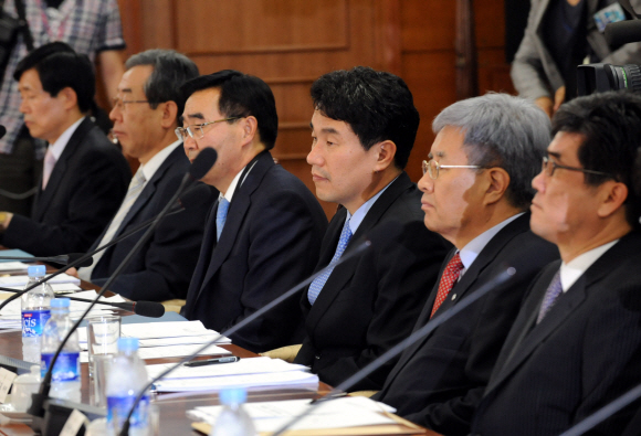 이주호(오른쪽 세번째) 교육과학기술부 장관이 14일 오후 세종로 정부중앙청사에서 열린 교육개혁협의회에 참석해 현안을 논의하고 있다. 이호정기자 hojeong@seoul.co.kr