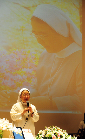 상상이별 해보세요  4년째 명랑투병 중이라는 이해인 수녀는 “상상이별을 해보면 용서 못할 게 없다.”고 했다.   정연호기자 tpgod@seoul.co.kr 