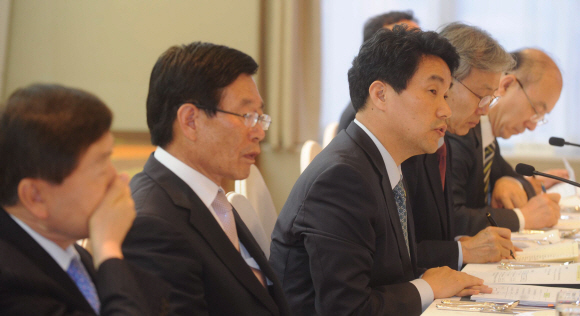 이주호(왼쪽 세 번째) 교육과학기술부 장관은 16일 서울 소공동 프레지던트호텔에서 가진 국공립대 총장들과의 간담회에서 국공립 및 사립 대학들에 대한 강도 높은 구조조정 계획을 밝히고 있다. 안주영기자 jya@seoul.co.kr