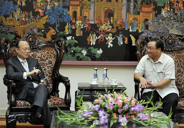 김승연(왼쪽) 한화그룹 회장이 지난 21일 베트남 하노이 정부청사에서 호앙 쭝 하이 베트남 경제부총리를 만나 베트남 시장 진출을 주제로 환담하고 있다. 한화그룹 제공
