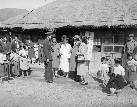 행정안전부 국가기록원이 22일 언론에 공개한 한국전쟁 관련 희귀 사진들. 사진은 1952년 지방의회선거사무소 앞 모습.