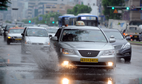 전국적으로 장맛비가 내린 23일 서울 방배동의 한 도로에서 차량들이 도로에 고인 빗물을 튀기며 지나가고 있다. 안주영기자 jya@seoul.co.kr