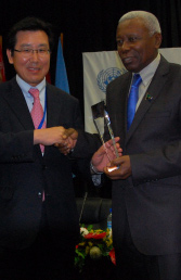장광수(왼쪽) 행정안전부 정보화전략실장이 모하마드 갈리 탄자니아 부대통령과 수상 후 기념촬영을 하고 있다. 