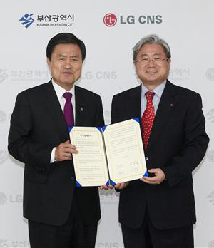 허남식(왼쪽) 부산시장과 김대훈 LG CNS 사장이 28일 부산시청에서 글로벌 클라우드 데이터센터 허브 구축 협약식을 갖고 있다. LG CNS 제공
