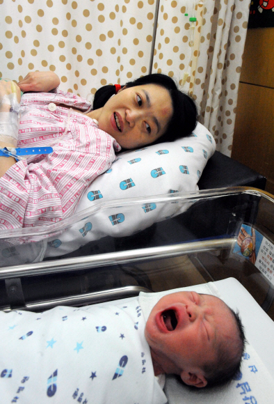 제왕절개를 통해 갓 태어난 아이를 엄마가 흐뭇하게 바라보고 있다. 이종원 선임기자 jongwon@seoul.co.kr