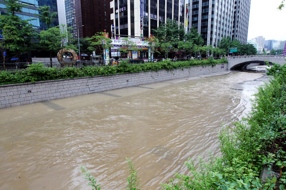 서울 청계천 산책로에 물이 차올라 있는 모습 연합뉴스