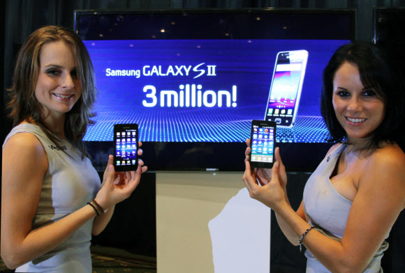 지난달 30일(현지시간) 멕시코에서 열린 삼성전자 갤럭시S2의 론칭행사에서 홍보 모델들이 300만대 돌파를 기념하며 제품을 소개하고 있다. 삼성전자 제공
