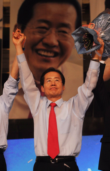 4일 열린 한나라당 전당대회에서 홍준표 신임 대표가 당선이 확정된 직후 양손을 높이 치켜들어 지지자들에게 화답하고 있다. 이호정기자 hojeong@seoul.co.kr