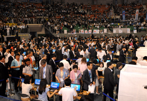 4일 올림픽공원 체조경기장에서 열린 한나라당 전당대회에서 대의원들이 새 지도부를 뽑기 위한 투표를 하고 있다. 이호정기자 hojeong@seoul.co.kr