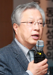 이석채 KT 회장이 6일 서울 강남구 삼성동 코엑스인터컨티넨탈 호텔에서 열린 제11회 정보기술(IT) 최고경영자(CEO) 포럼에서 KT의 새로운 동반성장 모델을 설명하고 있다.  KT 제공
