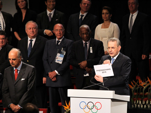 자크 로게 IOC 위원장이 6일(현지시간) 남아프리카공화국 더반 국제컨벤션센터에서 열린 2018 동계올림픽 개최도시 발표에서 개최지로 ‘평창’을 발표하고 있다. 더반 연합뉴스
