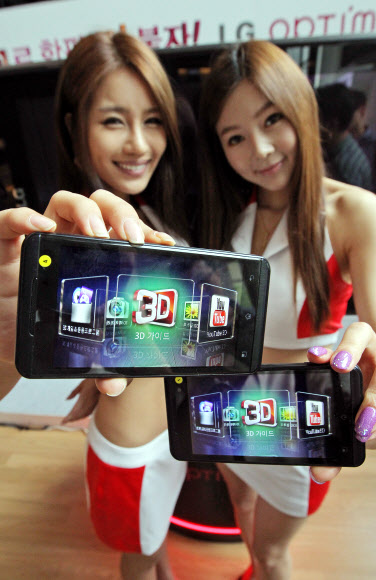7일 서울 CGV영등포 스타리움에서 열린 LG전자의 전략 스마트폰 ‘옵티머스 3D’ 출시 간담회에서 도우미들이 제품을 선보이고 있다. 연합뉴스