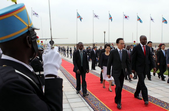 이 대통령이 7일 한국 대통령으로서는 처음으로 콩고를 방문해 아돌프 무지토 총리와 함께 공항에서 의장대를 사열하는 모습. 더반 연합뉴스