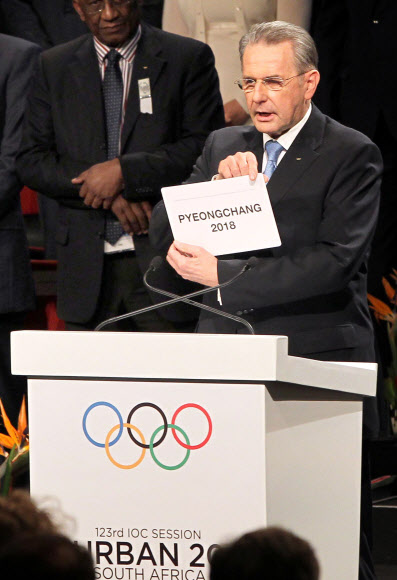 6일 오후 남아공 더반 국제컨벤션센터에서 열린 국제올림픽위원회(IOC) 총회에서 자크로게 IOC위원장이 2018년 동계올림픽 개최지로 평창을 발표하고 있다. 연합뉴스