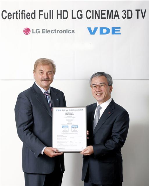 88일(현지시간) 독일 오펜바흐의 VDE 인증센터에서 변경훈(오른쪽) LG전자 HE해외마케팅담당이 빌프리드 예거 VDE 사장으로부터 시네마 3D TV의 풀HD 인증서를 받고 있다. LG전자 제공