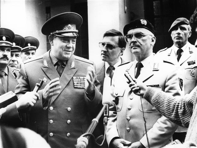 1991년 3월 브란덴부르크 뷘스도르프의 동독지역 주둔 소련군사령부를 방문, 버칼로(왼쪽) 소련군 연대장과 함께 기자회견을 하고 있는 베르너 폰 셰벤 장군.