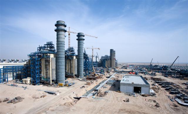 삼성물산 건설부문이 중동의 석유부국인 아랍에미리트연합(UAE) 아부다비에 건설 중인 민자 복합화력담수발전플랜트인 알슈웨이핫S2의 모습.  삼성물산 건설부문 제공