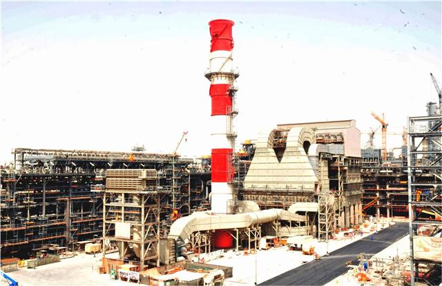 현대건설의 카타르 라스라판 천연가스액화정제시설(GTL)공사 현장. 2006년 글로벌 석유화학업체인 셀(Shell)이 발주했으며, 라스라판 산업단지에서 국내 업체가 수주한 첫 공사이다. 공사금액은 13억 달러.  현대건설 제공