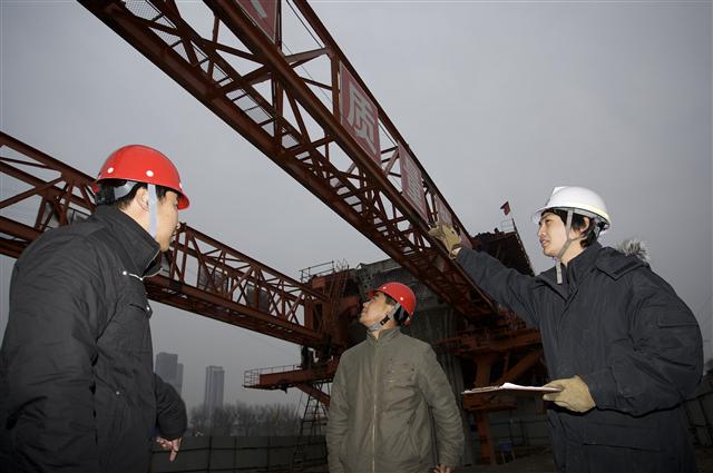 중국 하다선(하얼빈~다롄) 건설현장에서 한국철도시설공단 직원(오른쪽)이 중국 건설업체 관계자들과 건설과정을 점검하고 있다.  한국철도시설공단 제공