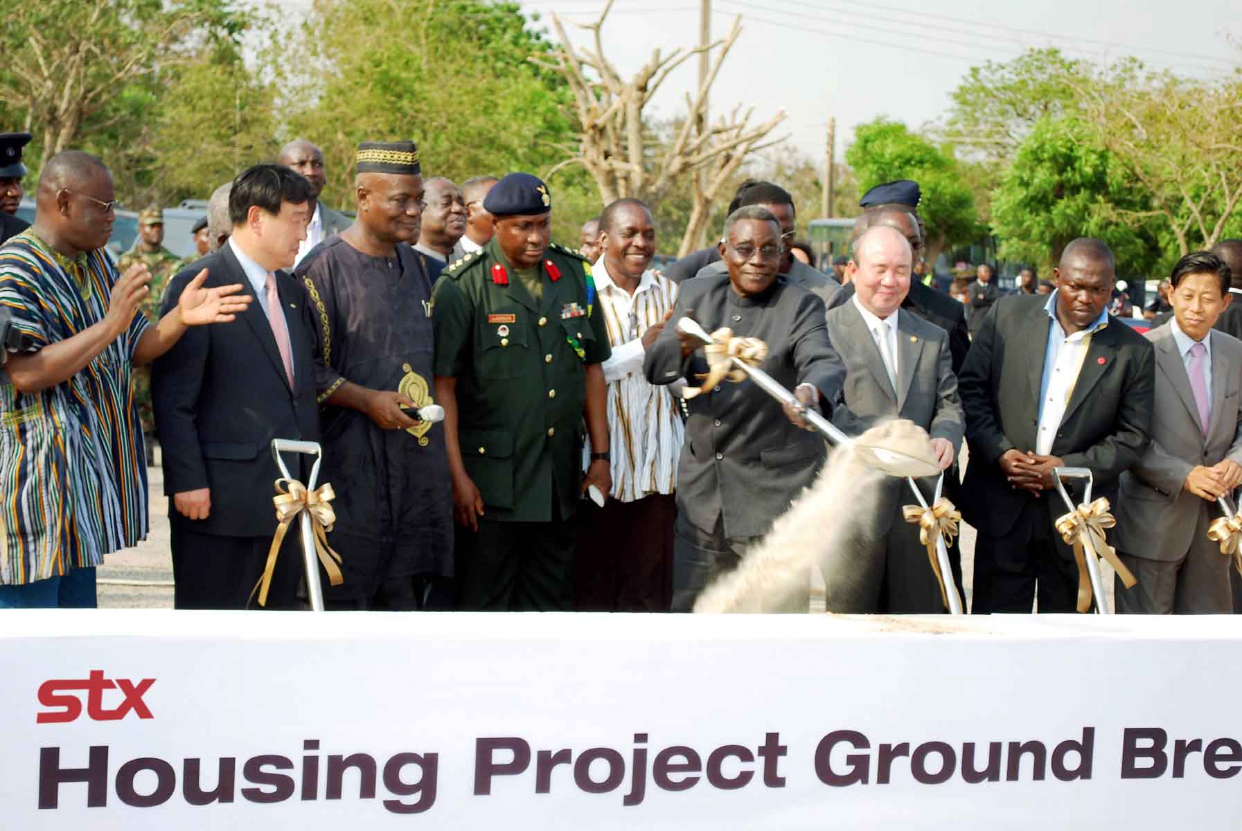 지난 1월 가나의 수도 아크라에서 가진 가나 국민주택건설 기공식에서 존 아타 밀스(오른쪽 네 번째) 대통령이 삽으로 흙을 뜨고 있는 모습을 이희범(왼쪽 두 번째) STX에너지·중공업 회장 등 관계자들이 지켜보고 있다.  STX 제공