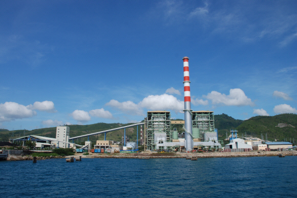 한전이 건설해 운영하는 유동층 석탄화력 방식의 필리핀 세부 발전소. 한국전력 제공