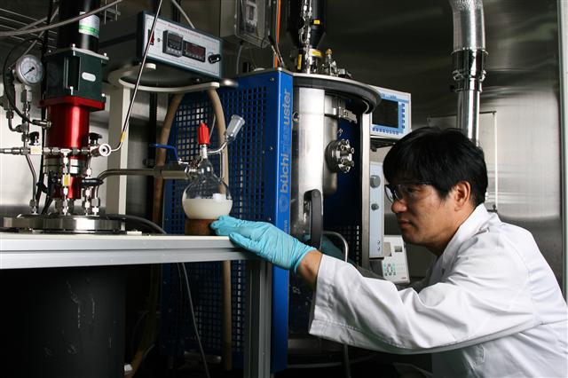 SK이노베이션 연구소인 글로벌테크놀로지의 연구원이 이산화탄소를 통해 플라스틱을 추출하는 그린폴 기술을 테스트하고 있다.  SK이노베이션 제공