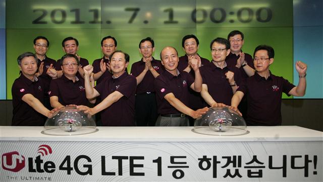 지난 1일 0시 서울 상암동 LG유플러스 네트워크 센터에서 4세대 롱텀에볼루션(LTE) 첫 전파가 발사된 후 이상철(앞줄 왼쪽 세 번째) 부회장 등 임직원들이 ‘LTE 1등’을 외치며 환호하고 있다.  LG유플러스 제공