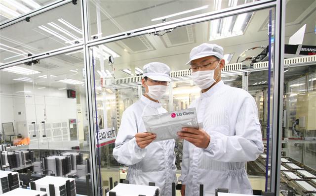 LG화학 연구원들이 충북 오창테크노파크의 전기차용 배터리 생산 공장에서 리튬이온 배터리 셀을 검사하고 있다.  LG화학 제공