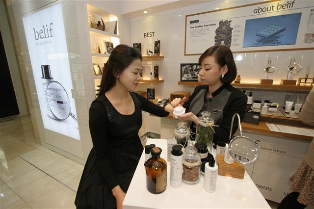 LG생활건강의 친환경 허브화장품 브랜드인 빌리프 매장에서 직원(오른쪽)이 손님에게 제품을 설명하고 있다.  LG생활건강 제공