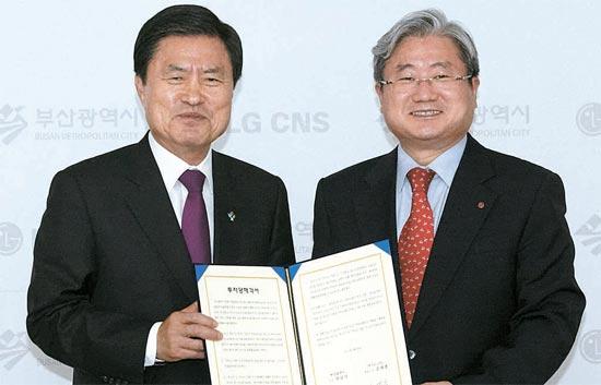 지난 달 28일 김대훈(오른쪽) LG CNS 대표와 허남식 부산시장이 ‘글로벌 클라우드 데이터센터 허브 구축’을 위한 양해각서를 교환하고 있다.  LG CNS 제공