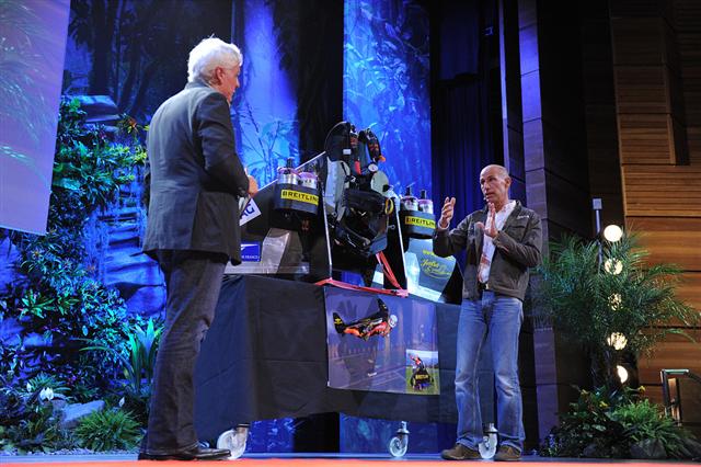 테드(TED) 콘퍼런스의 총괄 큐레이터인 크리스 앤더슨(왼쪽)이 ‘제트맨’ 입스 로시와 무대에서 대화를 하고 있다. 로시는 자기가 개발한 날개를 어깨와 등에 매달고 하늘을 나는 스위스인이다.  TED 제임스 덩컨 데이비드슨 제공