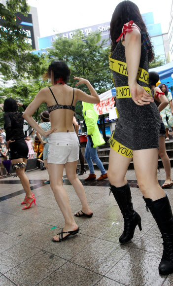 캐나다에서 시작해 전세계적으로 퍼지고 있는 슬럿워크(Slut Walk) 시위가 국내에서 처음으로 16일 서울 광화문 원표공원에서 열렸다. 슬럿워크는 여성이 옷을 단정하게 입어야 성범죄를 막을 수 있다는 주장에 항의하려고 여성들이 몸에 꼭 끼는 야한 옷을 입고 행진하는 시위로 이날 참가자들은 대한문까지 피켓을 들고 행진했다. 연합뉴스