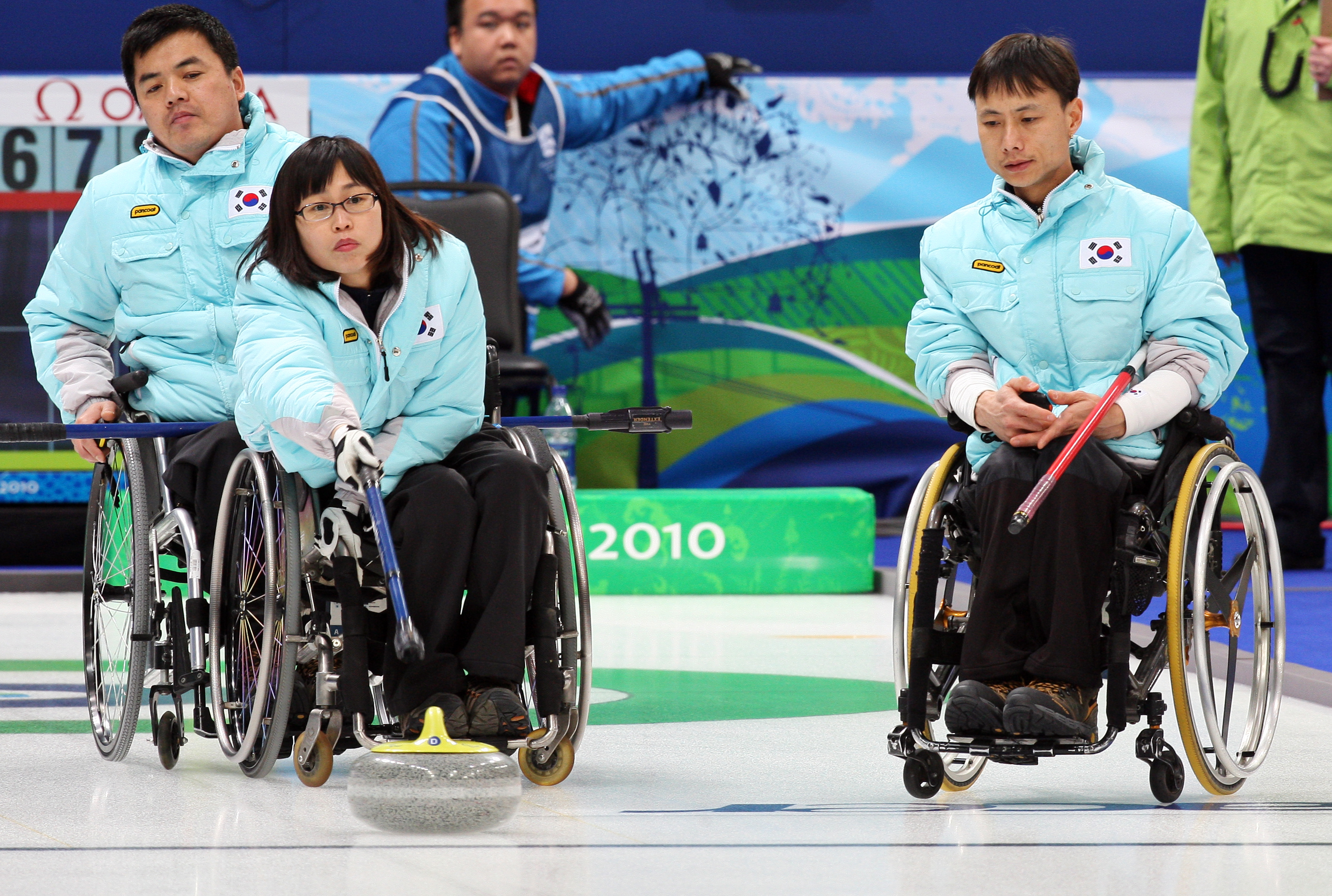 지난해 3월 15일 캐나다 밴쿠버에서 열린 동계패럴림픽 휠체어컬링 예선 한국과 일본 경기에서 슈터 강미숙(가운데)이 스톤을 밀어던지고 있다. 서울신문 포토라이브러리 