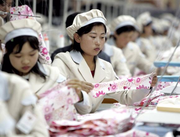 지난 2005년 개성공단의 한국 의류업체에서 일하는 북한 여성들의 모습.  서울신문 포토라이브러리