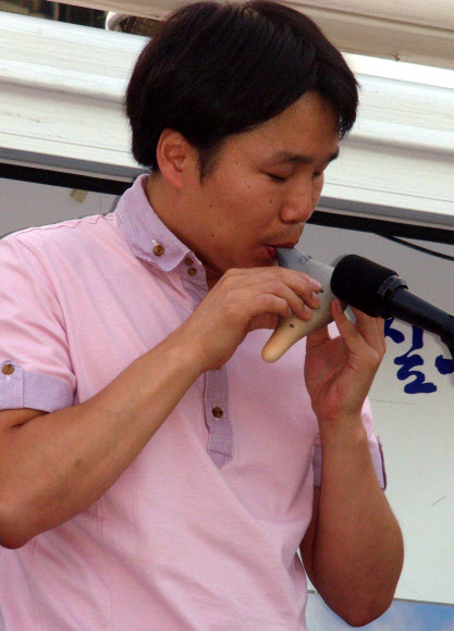 지난 4월부터 울산 남구 거리음악회에서 오카리나를 불고 있는 시각장애인 박경태씨. 울산 연합뉴스 