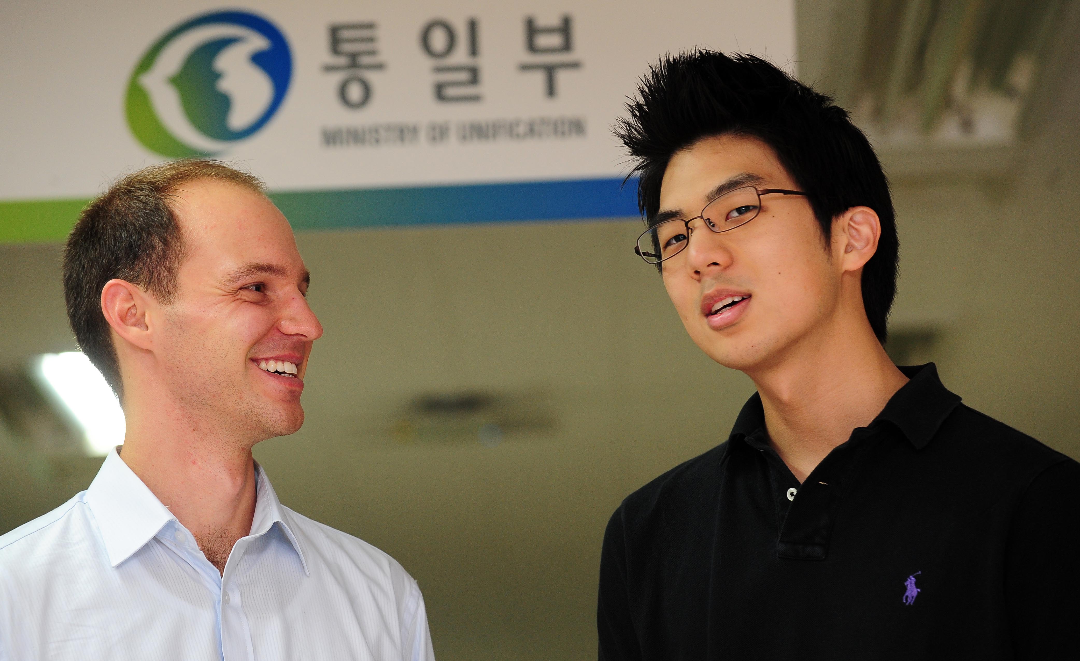 통일부가 마련한 ‘해외 대학생 인턴십 프로그램’에 참여한 제이 맥네어(왼쪽)와 추정한씨가 한달 동안 북한이탈주민 정착지원 등의 대북 관련 업무를 경험한 소회와 통일에 대한 각자의 생각을 밝히고 있다. 정연호기자 tpgod@seoul.co.kr
