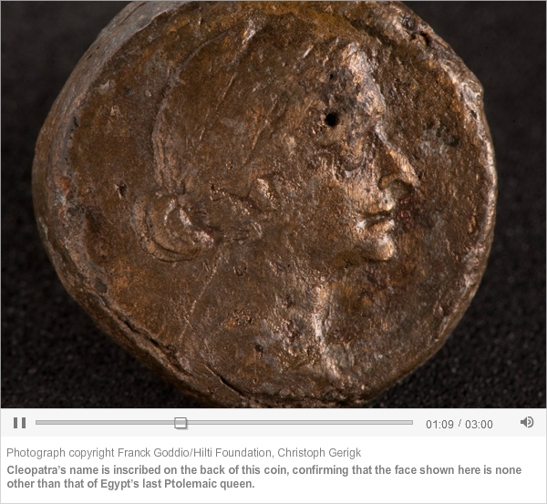 뒷면에 클레오파트라의 이름이, 앞면에 얼굴이 새겨진 이집트 왕조의 동전. 클레오파트라의 실제 모습을 추정할 수 있는 지금까지 유일한 자료다.