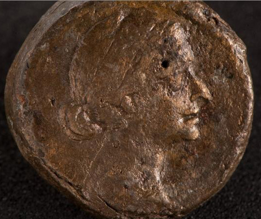 뒷면에 클레오파트라의 이름이, 앞면에 얼굴이 새겨진 이집트 왕조의 동전. 클레오파트라의 실제 모습을 추정할 수 있는 지금까지 유일한 자료다.