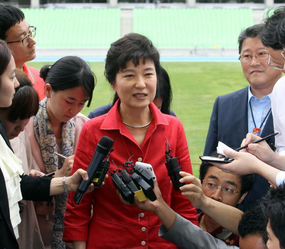 한나라당 박근혜 전 대표가 19일 2011대구세계육상대회 경기장인 대구스타디움에서 기자들의 질문에 답하고 있다. 연합뉴스